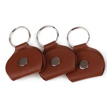 Atslēgas piekariņš un maciņš mediatoriem tumši brūns KR-85