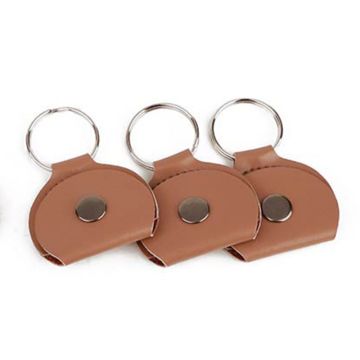 Atslēgas piekariņš un maciņš mediatoriem gaiši brūns KR-85